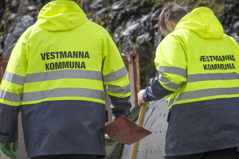 Arbeidamenn_vestmanna_kommuna_arbeidi_2juli20_00Q8710-